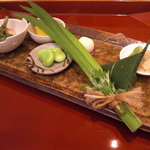 八寸。スプーンの上の百合根の射込みが秀逸