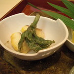 紀茂登 - 独活と独活の芽の揚げ物。