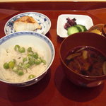 紀茂登 - 食事はうすい豆のごはんに鱸の焼魚。