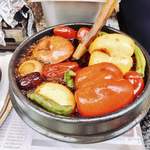 남대문야채호떡 - 野菜ホットクに店の売りの野菜＆フルーツを漬け込んだ醤油をサッと塗り