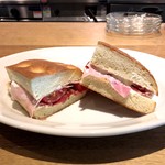 スガハラ - サンドイッチ（黒胡椒入りサラミ + プロシュートコット + マスカルポーネチーズ + トマト）