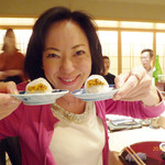 Sushi Uchida - 2種類のウニをカレイで巻いた握りと私