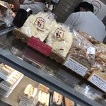 ブランジェ浅野屋 - パンをスライスしてくださっています。
            ありがとうございます