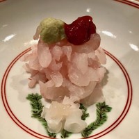 割烹たいら - 鱧のお造り。手前には浮き袋が！