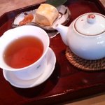 岩茶房 - 岩茶のセット。スコーンと柿ジャムがついてます。