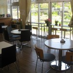 코우미쵸우 노우산부츠 카코우 쵸쿠바이죠 - 丸いテーブル席