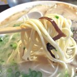 博多味玉入りラーメン(\700)の麺はこんな感じでした