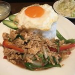 タイ料理トムヤムくん - ガパオ･ガイ･ラーッカオ（ガパオライス目玉焼き付き、豚）ランチ(大盛)セット