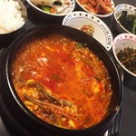 連家 - 牛テールをじっくり煮出して作られたユッケジャンは深旨くて具沢山な満足過ぎる一杯。