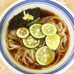 ねぎどん - すだちうどん(冷)
            季節の限定。キリッと冷えた節香る出汁にすだちの香りがとても涼やかな夏の一杯。