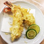 ねぎどん - 注文毎に揚げてくれる天麩羅。
                                立った衣に海老はばるん、と旨い。