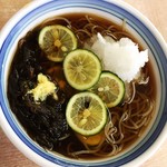 ねぎどん - すだちそば(冷)におろし大根を乗せて。
      注文毎に卸されるフレッシュな大根が更なる清涼感を煽り、なんとも旨い。