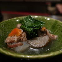 隠れ房 川崎店 - 牛すじ、ほうれん草、大根、人参、牛蒡の煮物
