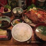 えちごやきゅ～ぴ～ - 鶏ももまるごと唐揚げ・680円。これにドリンクついて破格でしょーがっ！