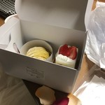 Patisserie Chez KOBE - お店のメガネ女史、花びら入れてくれました！