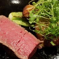 et NOU - ⑧さつま福永牛
                福永さんの牛(A5ランク10等級)のヒレ、夏ポルチーニ茸、スターオブデービット(オクラの原種)、セロリの新芽、赤ワインソース
                ヒレ肉は3時間弱火で火入れされています