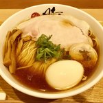 中華蕎麦 時雨 - 中華蕎麦 麺大盛り 出汁玉子トッピング 写真アップ
            優しい鶏出汁のスープの中華蕎麦