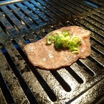 Sumibiyakiniku Kankokuen - 食べ頃牛タン＼(^o^)／塩とレモンでいただきます(>_<)