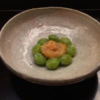 山﨑 - 銀杏のかき揚げ このこ。揚げた後に炙り、油を落とすとともに仄かな薫香がついている。銀ご 衣のようでかりっほくっとした銀杏。冷たいこのこの滑らかな舌触りとの対比が面白い。