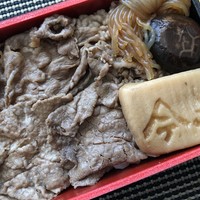 人形町今半 本店 -  すき焼き肉は3切れ入っていますが、お店で頂く1枚分程度のように見受けました。どれも煮含められていますが、お店で頂くよりはお味が薄いそう。 もう少しお味が濃い方が好みだそう