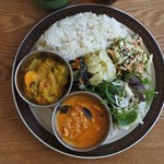 ナナイカフェ - カレー２種＋おかず3品プレート¥1000