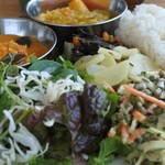 ナナイカフェ - おかず…ムング豆とかじゃがいも炒めとか、茄子とひじき煮とかだったと思う