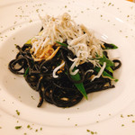 オステリア　オルカドーロ - シラスと九条ネギのペペロンチーノ  イカスミを折り込んだタリオリーニ