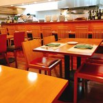 オステリア　オルカドーロ - テーブル席と奥のカウンター