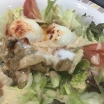 サイゼリヤ - 半熟卵とポークのサラダ