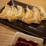 肉汁餃子のダンダダン - 皮は厚めのモチモチ系！がぶりと噛めばじゅんじゅわ～