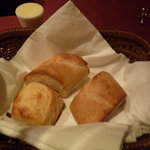 ビストロ・プティポワ - ライ麦パンは小麦が甘いです。もう１種類は中身ﾋﾟﾛｼｷ？共に温かい！