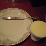 ビストロ・プティポワ - バター入れです。かなりオシャレです。ｷｬﾝﾄﾞﾙではありません。