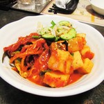 炭火焼肉 米沢亭 - キムチの盛合せ。853円