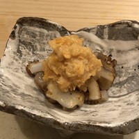 すし岩瀬 - 白イカのゲソの炙りと卵黄であえた生口子