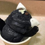 ルチアーノ ビオ銀座 - ねこピッチャー展関連メニュー。黒ごま黒米など黒い素材の真っ黒ジェラート。お耳はマシュマロでした。上向きすぎです^^