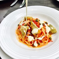 レストランアマデウス - ベーコンとアンティチョークのトマトソースパスタ！
                メイン！
                もきちんと美味しー♡チーズソースをテーブルで掛けてくれます♪