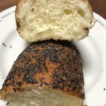 池袋ローゼン - 揚げパン黒胡麻の断面