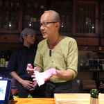 鮨匠 のむら - 魚を説明する野村さん