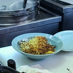 丸吉飯店 - 五目焼きそばの麺；この焼き目がたまりません