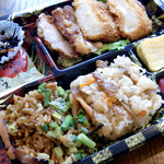 おこわ米八 - 料理写真:チキン竜田弁当に五目おこわと焼きそばおこわをチョイス