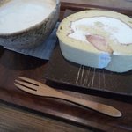 Cafe KURARI - 桃のロールケーキ