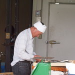 杉ケ瀬ヤナ - 鮎をサイズ別により分けるお爺さん