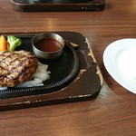 Suehiro Kan - ハンバーグ
       デミグラスソース(おかわり自由)とご飯(おかわり自由)