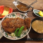 デッコラ - えごまソースカツ丼 950円、カレールー