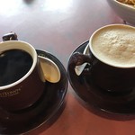 Oldtown White Coffee - 右はホワイトコーヒー