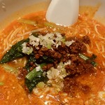 Raian - 超担々麺。辛さ控えめ担々麺に比べて、ラー油の赤が多い？