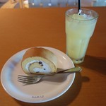 Cafe Arbre - まきのロール400円＋グレープフルーツジュース２８０円