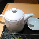 田頭茶舗 - お茶は急須で。追加のお湯も近くに用意されています。