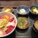 もみじ酒場 - 刺身丼（カンパチ、マグロ）　980円