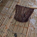 杉ケ瀬ヤナ - 落ちたアユはすぐ網ですくってかごに入れます